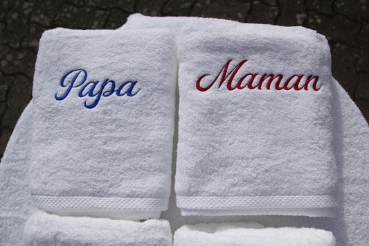 Serviette brodée « Maman », broderie rouge sur serviette blanche