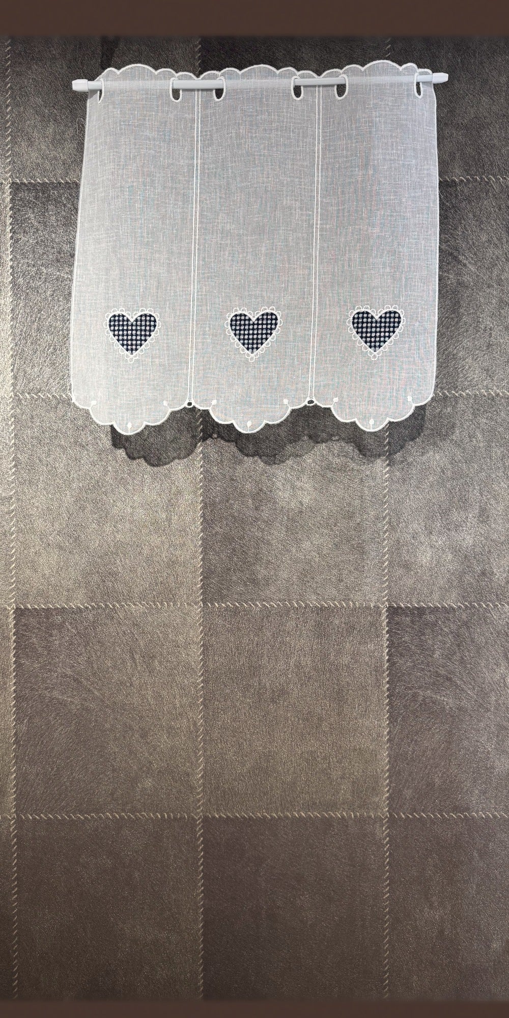Brise-bise cœur vichy bleu, hauteur 45 cm — voilage brodé fabriqué en France