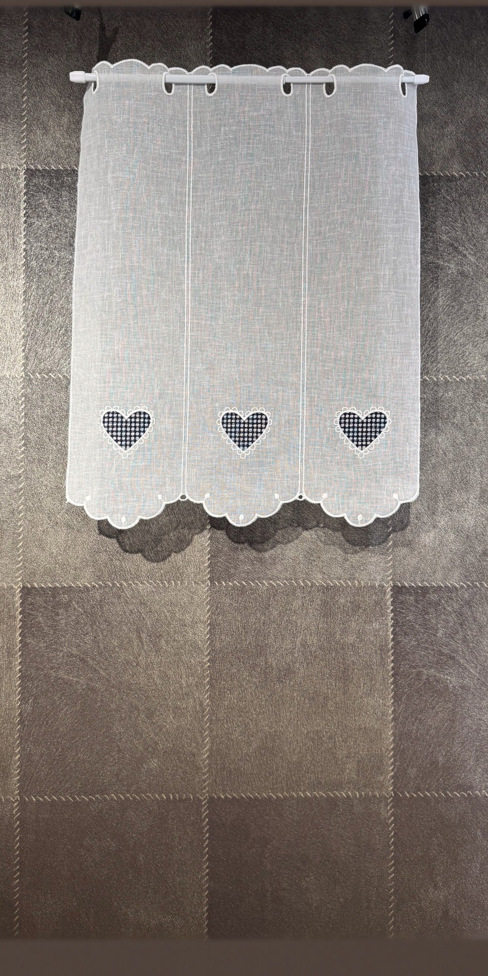 Brise-bise cœur vichy bleu, hauteur 60 cm — voilage brodé fabriqué en France