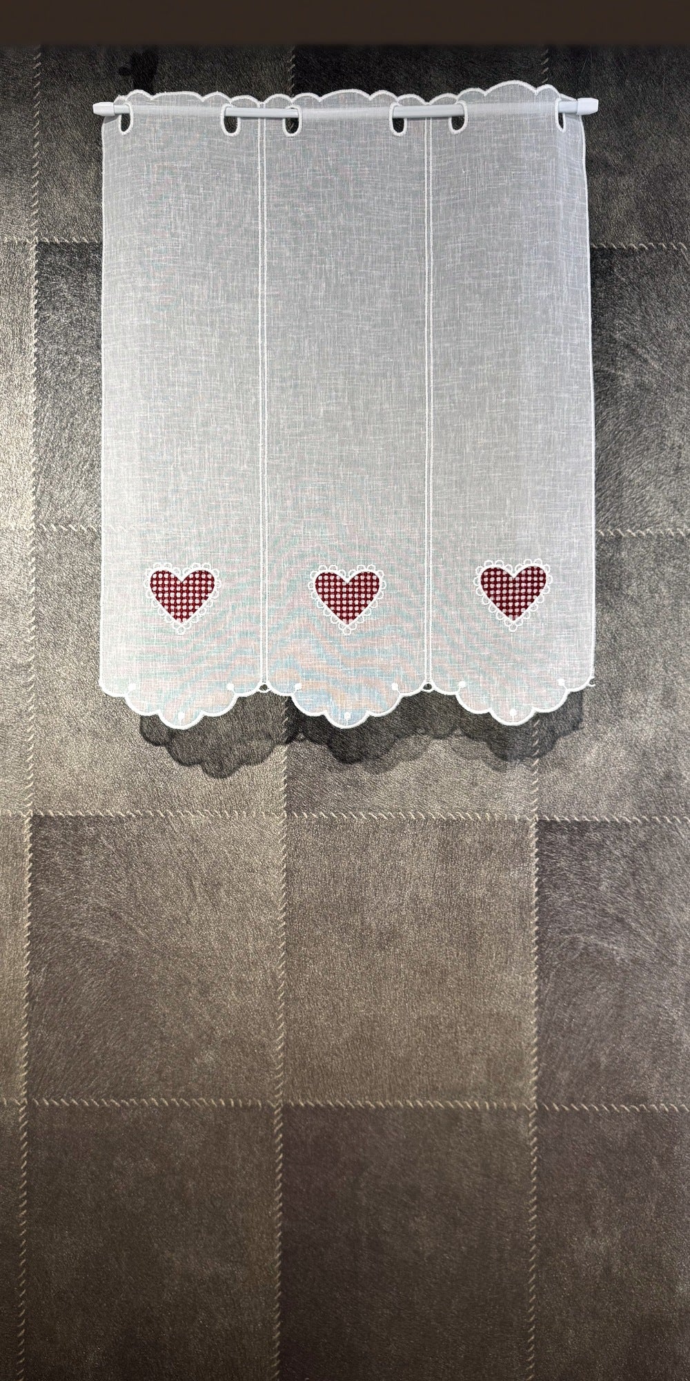 Brise-bise cœur vichy rouge, hauteur 60 cm — voilage brodé fabriqué en France
