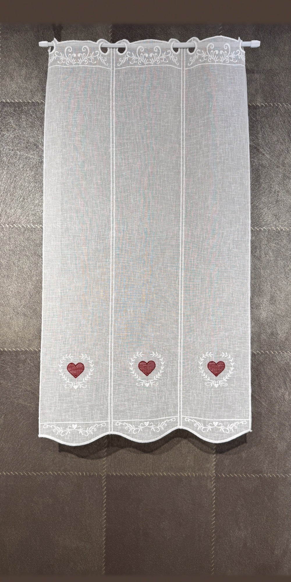 Brise-bise cœur en couronne rouge, hauteur 90 cm — voilage brodé fabriqué en France