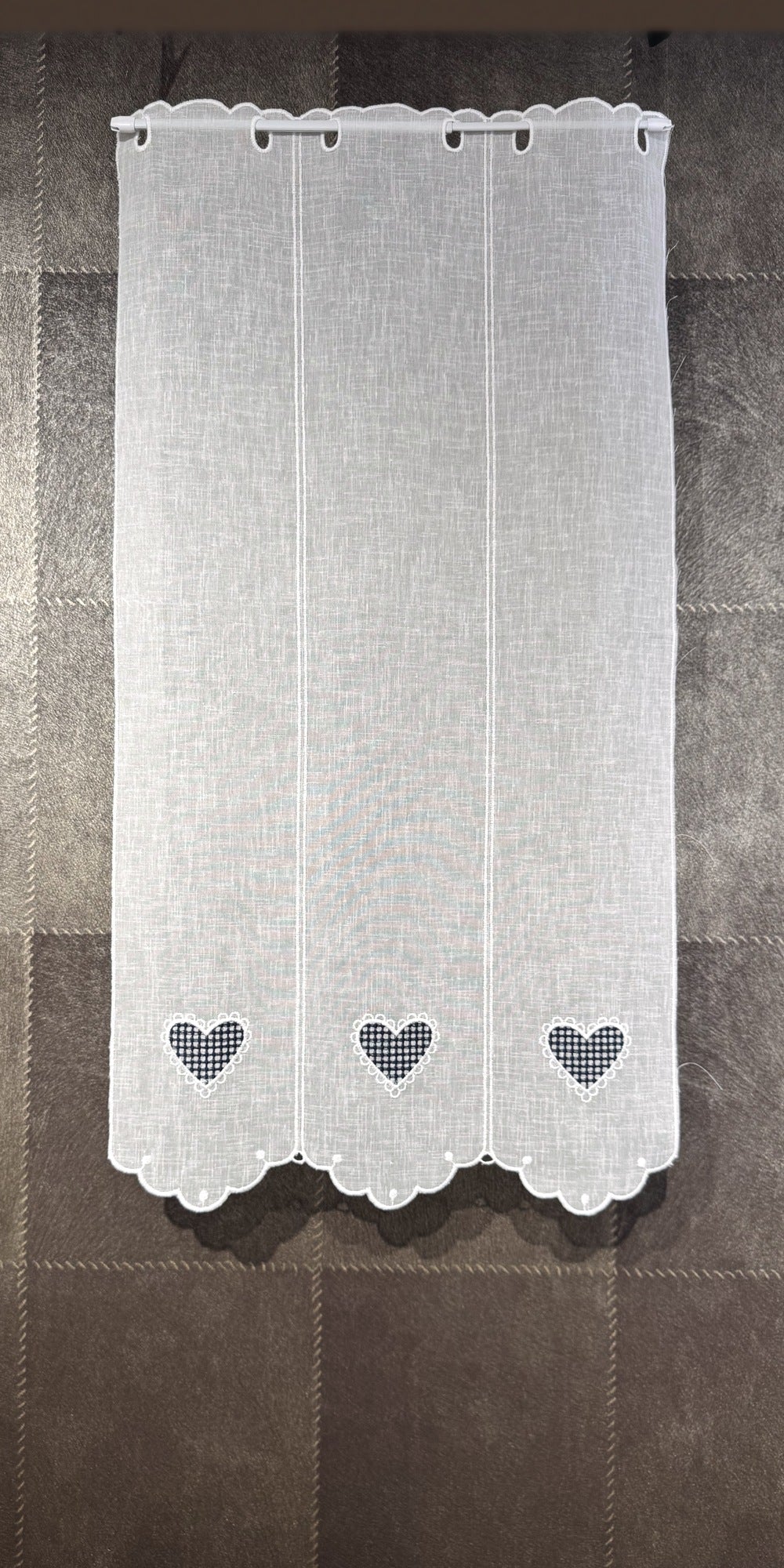 Brise-bise cœur vichy bleu, hauteur 90 cm — voilage brodé fabriqué en France