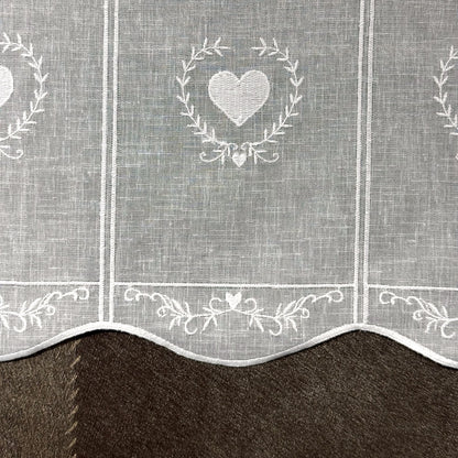 Détail de la broderie du brise-bise cœur en couronne blanc