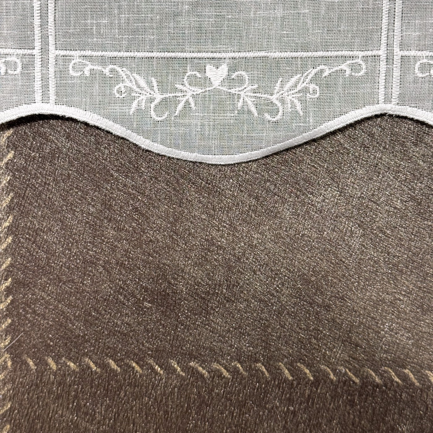 Détail de la broderie du brise-bise cœur en couronne blanc