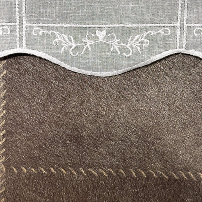 Détail de la broderie du brise-bise cœur en couronne blanc