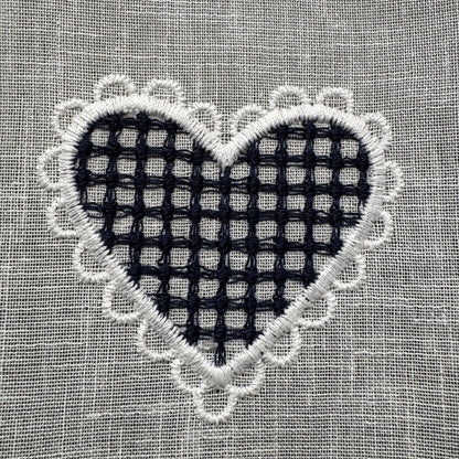 Détail de la broderie du brise-bise cœur vichy bleu