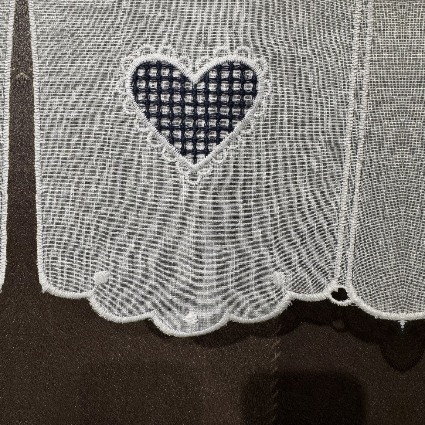 Détail de la broderie du brise-bise cœur vichy bleu