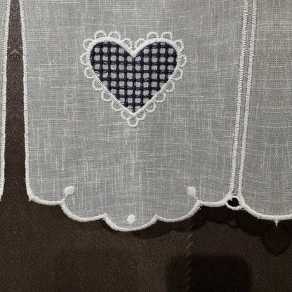 Détail de la broderie du brise-bise cœur vichy bleu