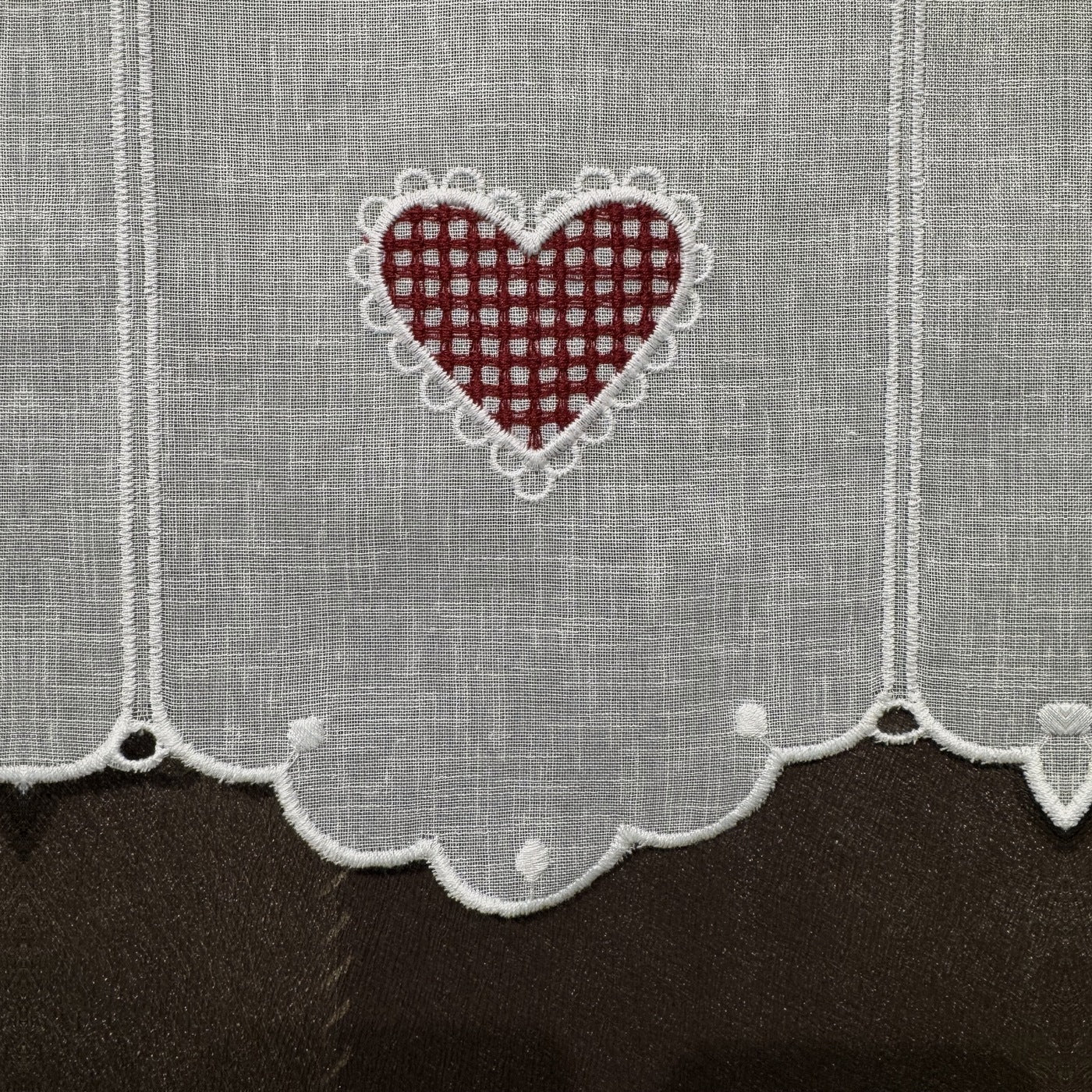 Détail de la broderie du brise-bise cœur vichy rouge