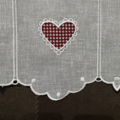 Détail de la broderie du brise-bise cœur vichy rouge