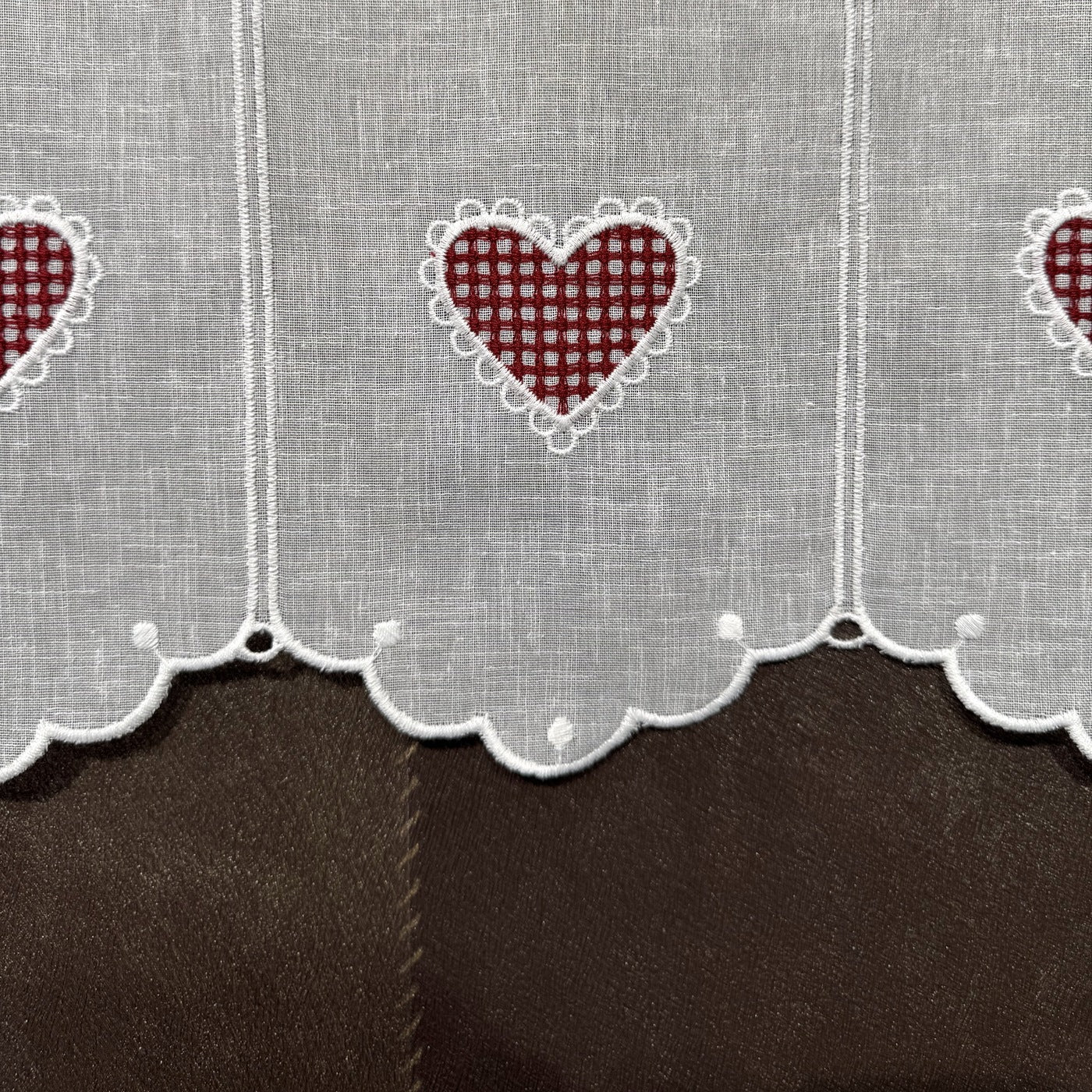 Détail de la broderie du brise-bise cœur vichy rouge
