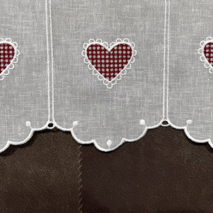 Détail de la broderie du brise-bise cœur vichy rouge