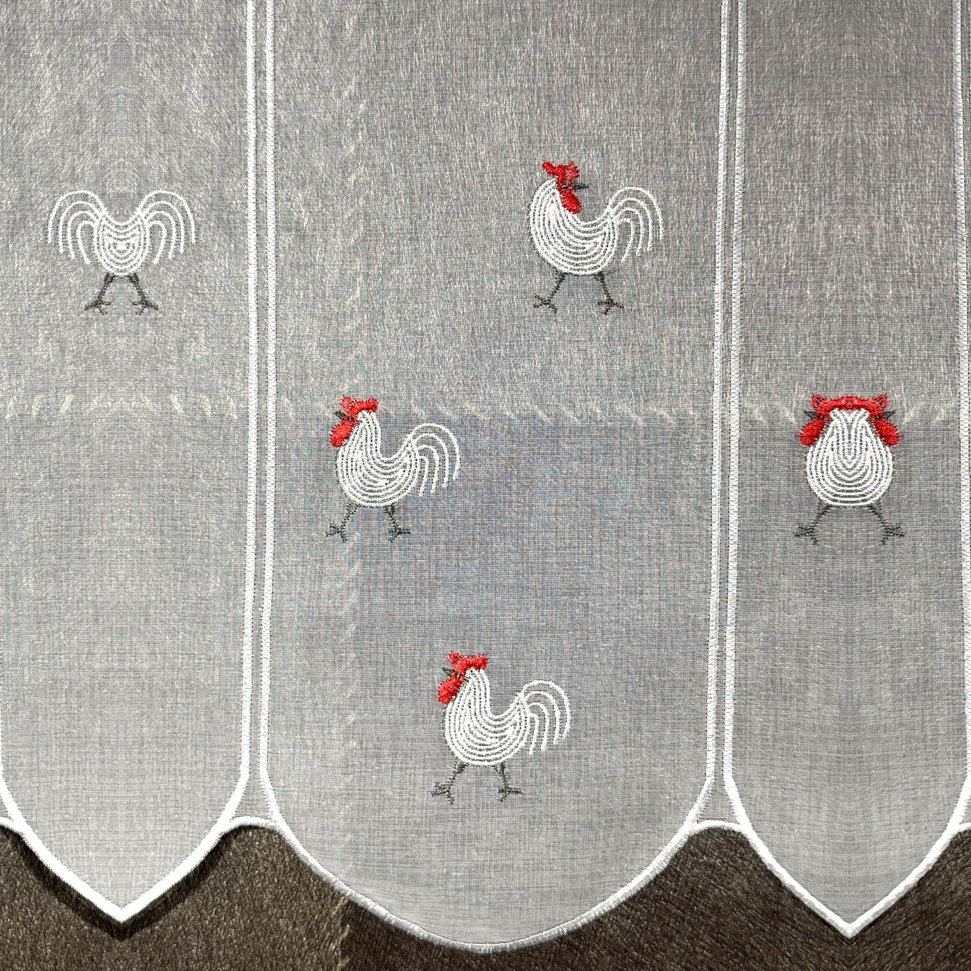 Détail de la broderie du brise-bise coq