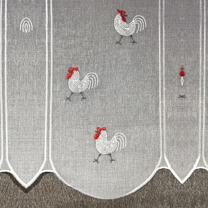 Détail de la broderie du brise-bise coq