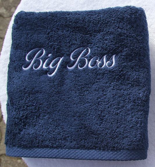 Serviette brodée « Big Boss », broderie blanche sur serviette marine