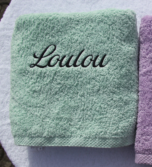 Serviette brodée « Loulou », broderie noire sur serviette verte