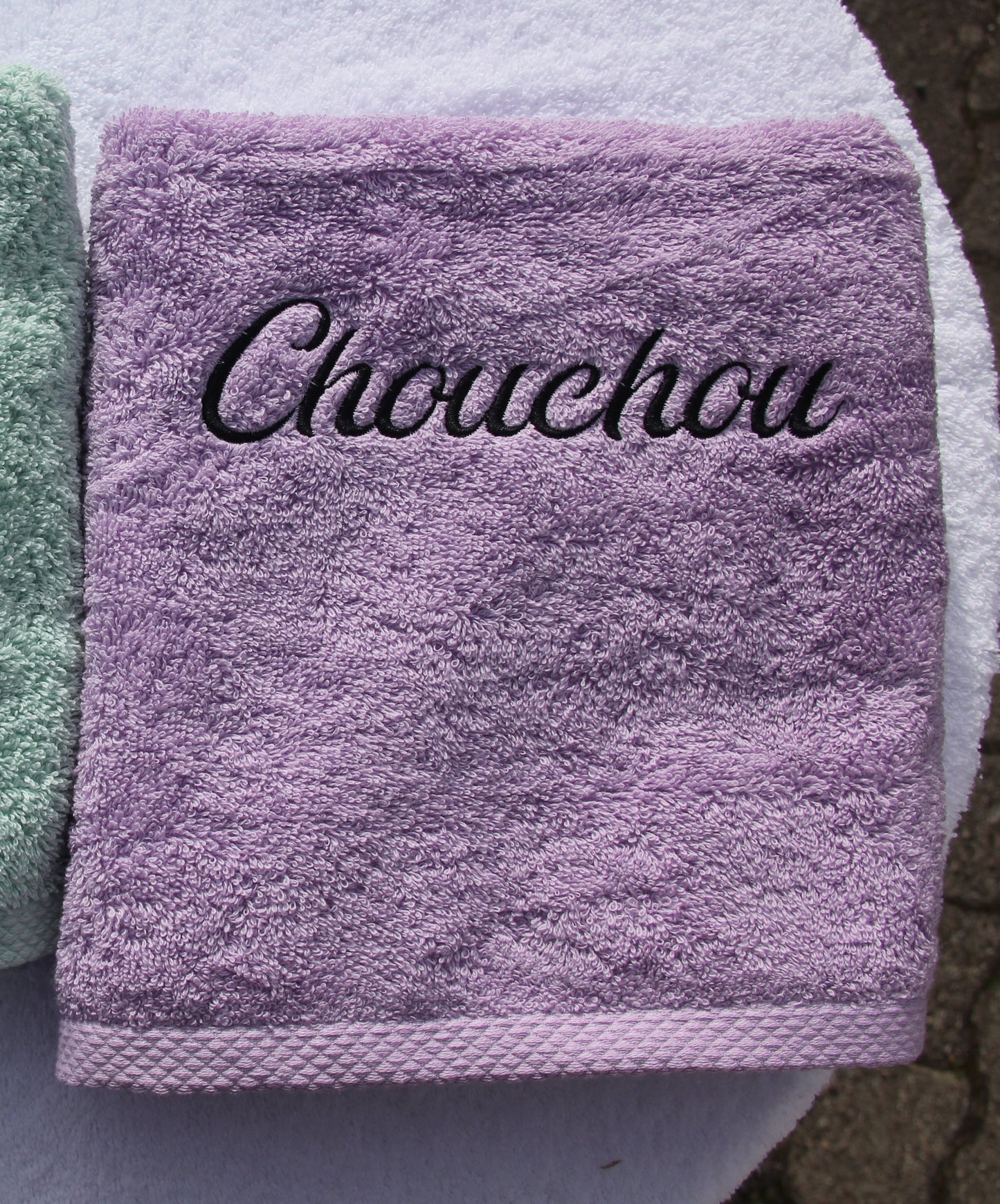 Serviette brodée « Chouchou », broderie violette sur serviette lilas