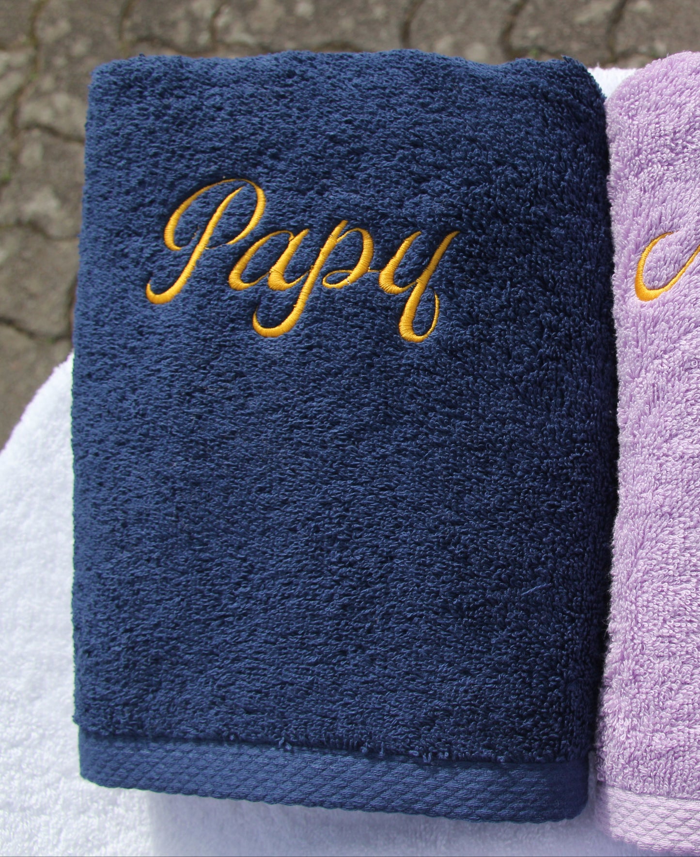 Serviette brodée « Papy », broderie dorée sur serviette marine