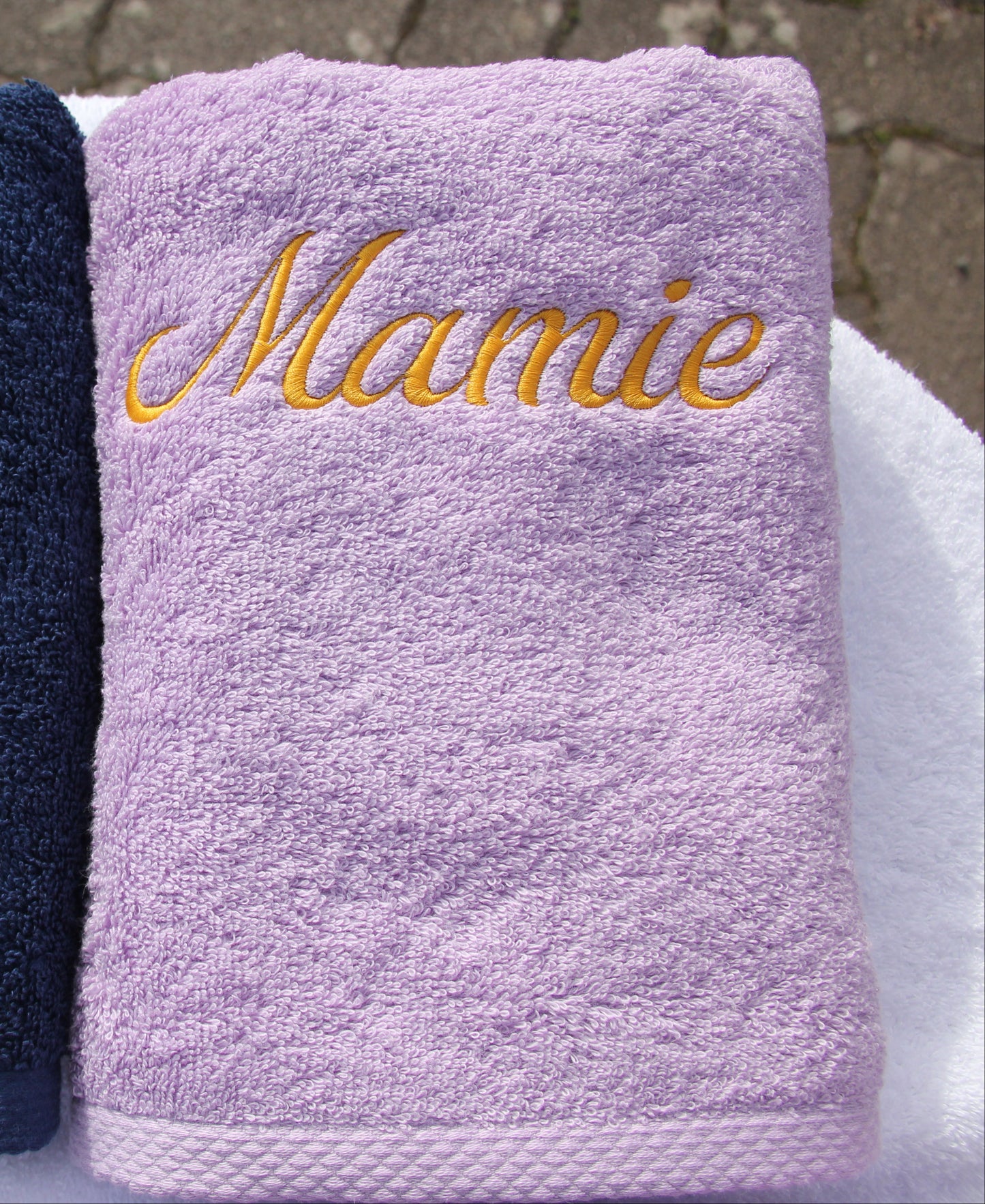 Serviette brodée « Mamie », broderie dorée sur serviette lilas
