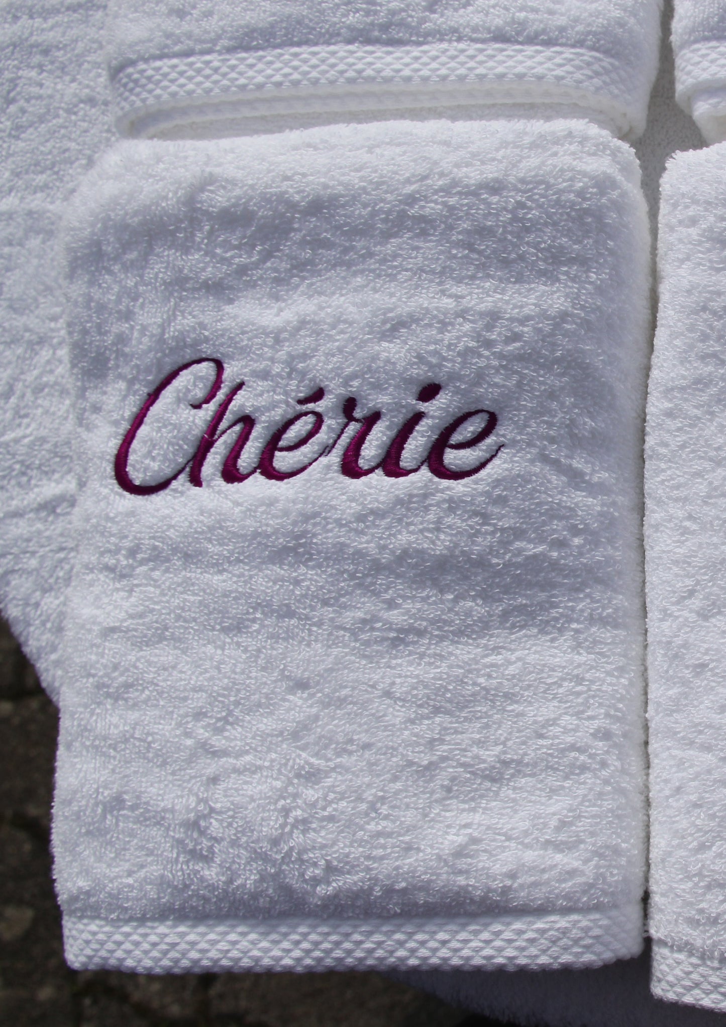 Serviette brodée « Chérie », broderie violette sur serviette blanche