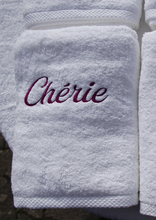 Serviette brodée « Chérie », broderie violette sur serviette blanche