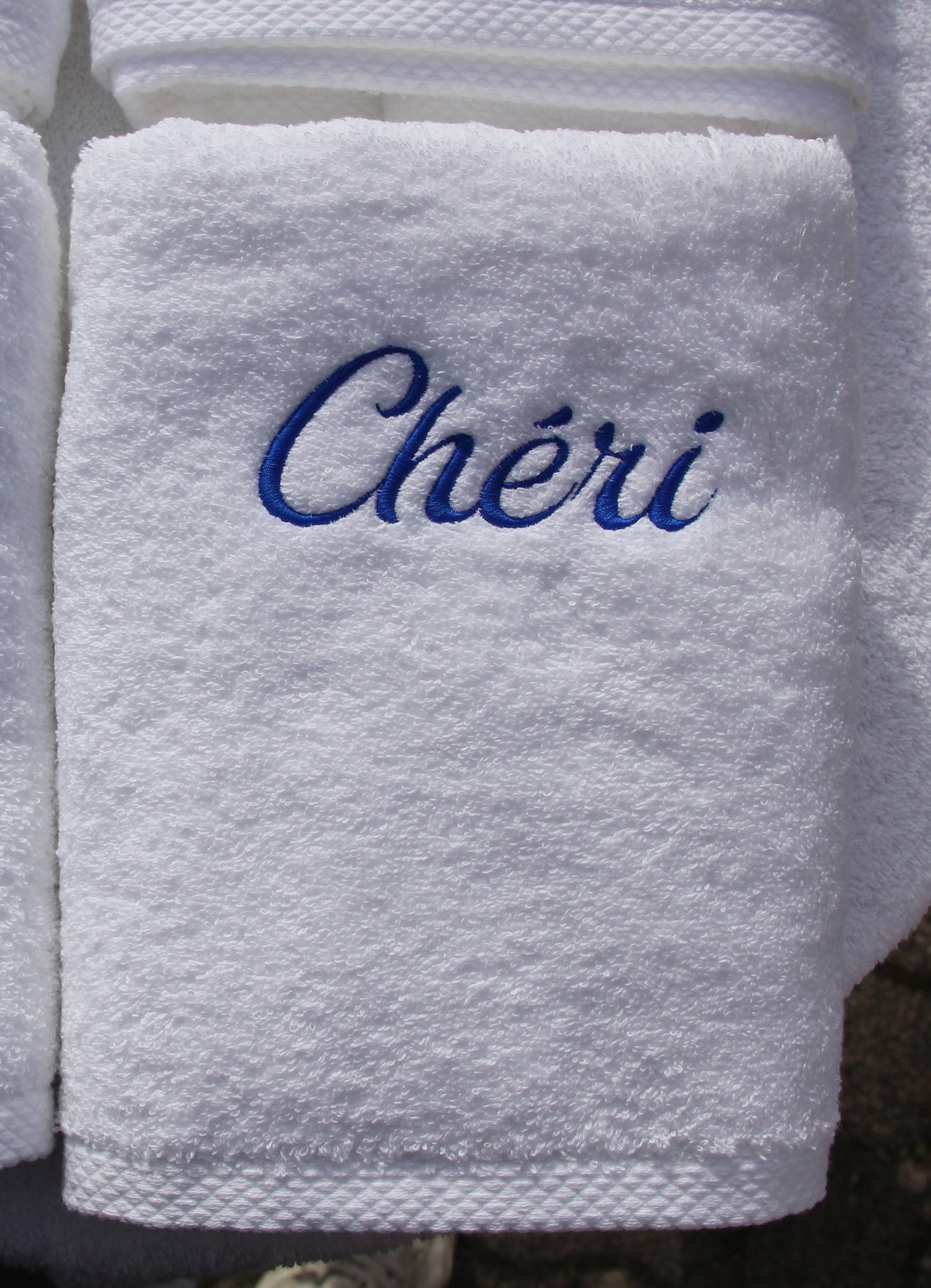 Serviette brodée « Chéri », broderie bleue sur serviette blanche