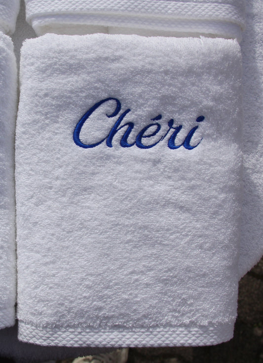 Serviette brodée « Chéri », broderie bleue sur serviette blanche