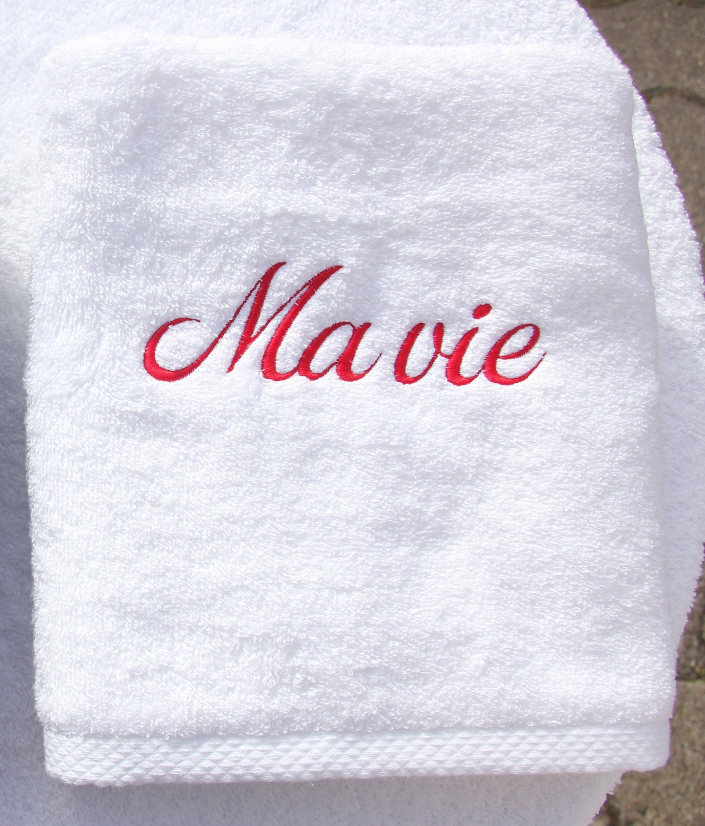 Serviette brodée « Ma vie », broderie rouge sur serviette blanche