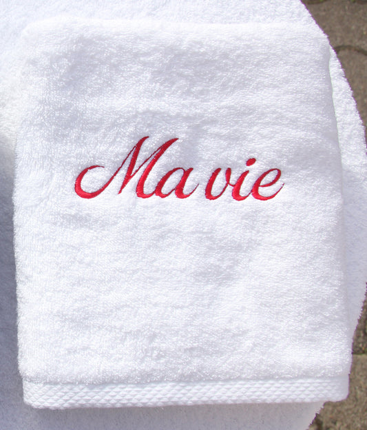 Serviette brodée « Ma vie », broderie rouge sur serviette blanche