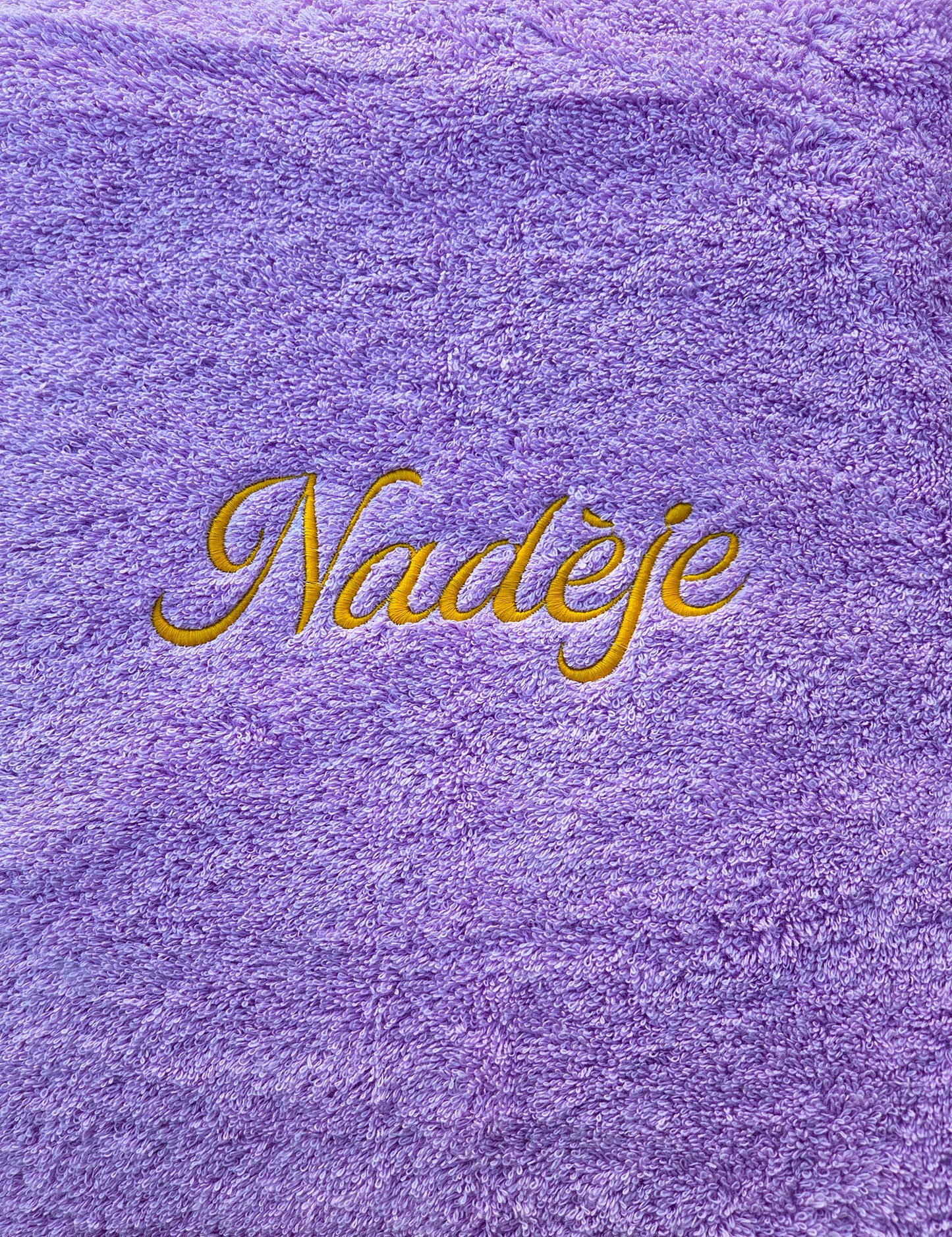 Serviette brodée Mamie — broderie dorée sur fond lilas