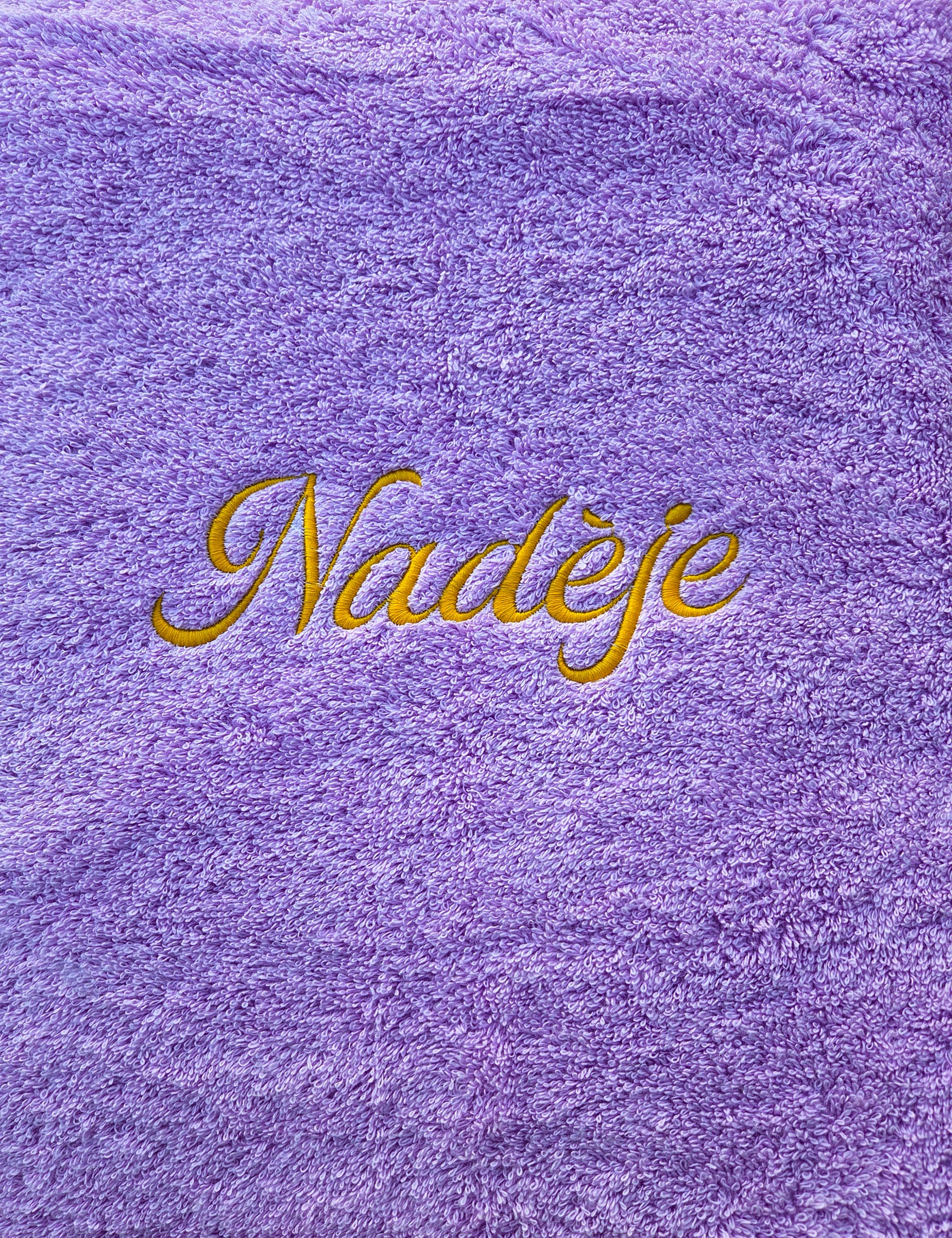 Serviette brodée Mamie — broderie dorée sur fond lilas