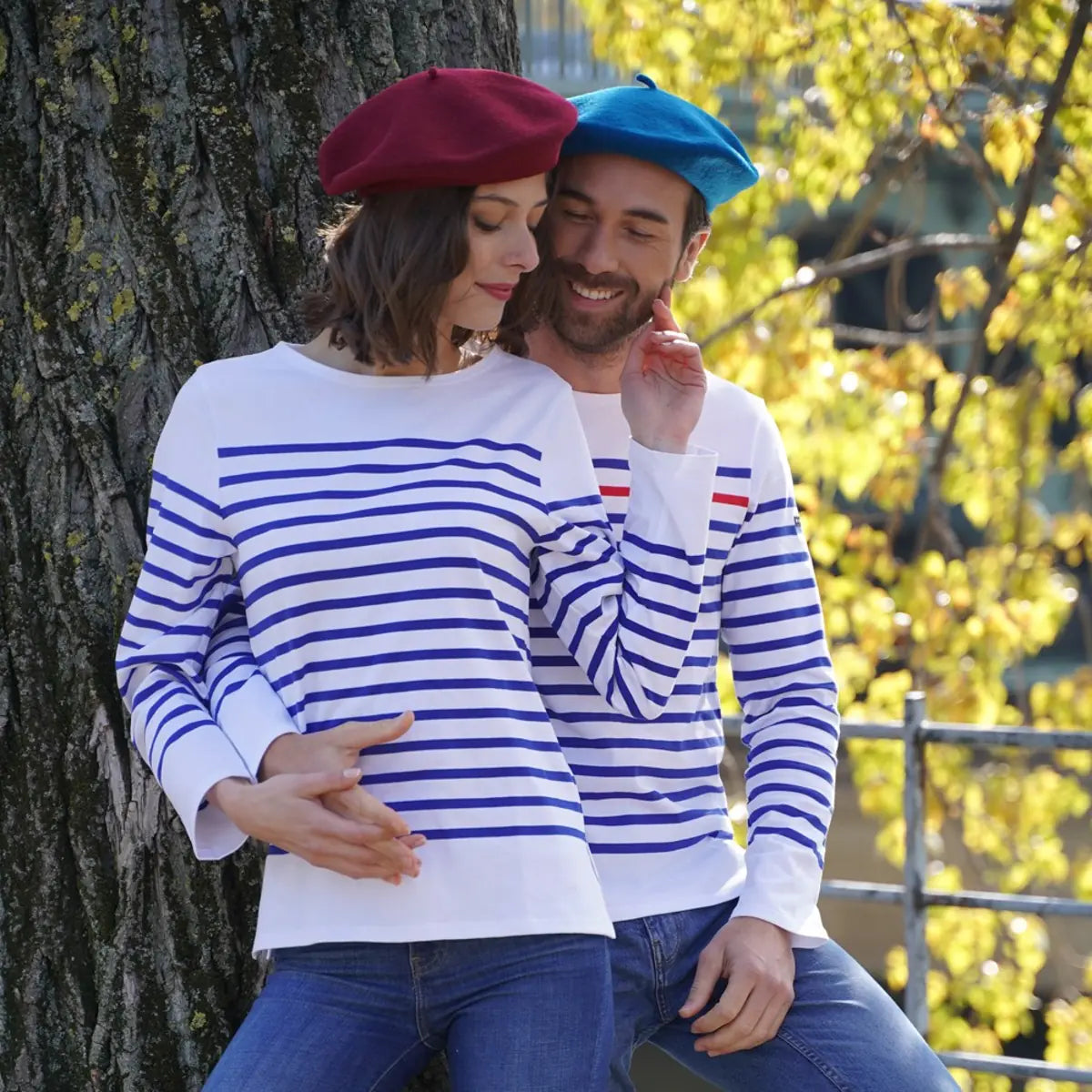Bérets basques bordeaux et bleu portés, marinière