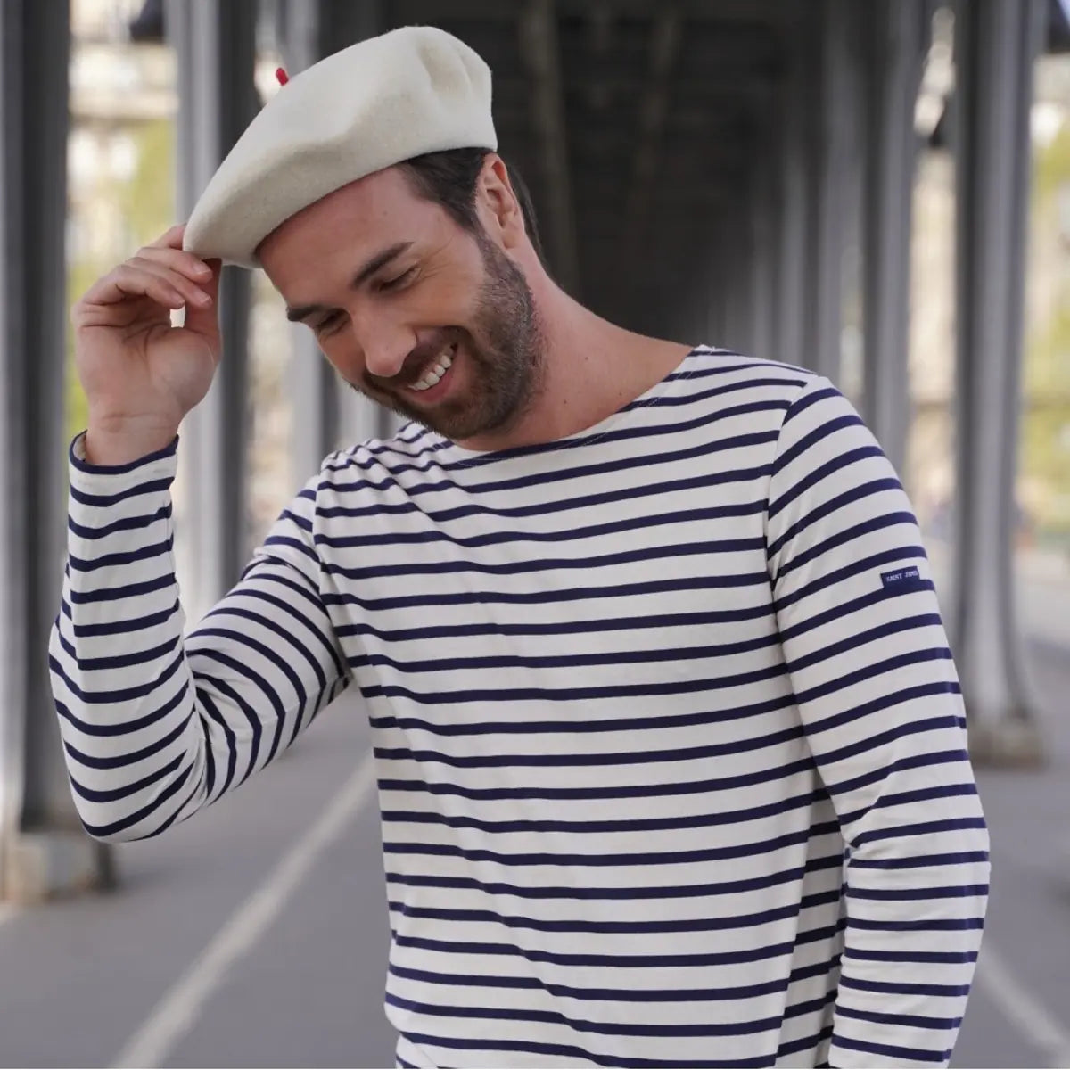 Béret basque écru porté par un homme