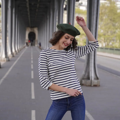 Béret basque kaki porté par une femme