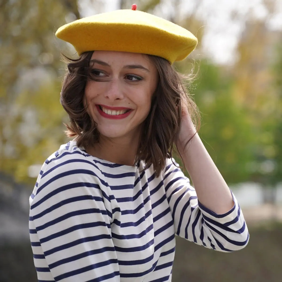 Béret basque moutarde porté par une femme