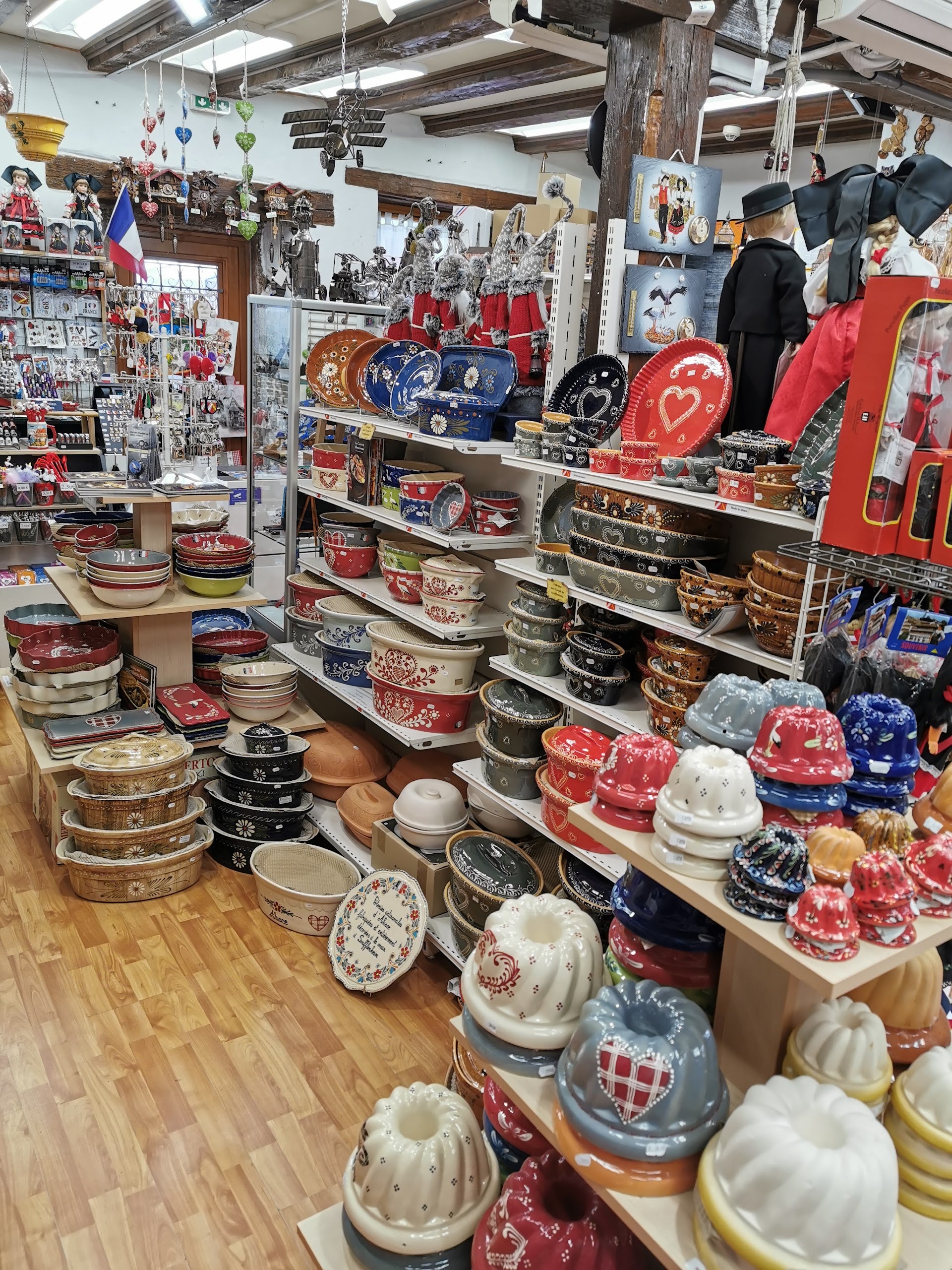 Intérieur de la boutique Douce France à Riquewihr : céramiques et souvenirs d’Alsace