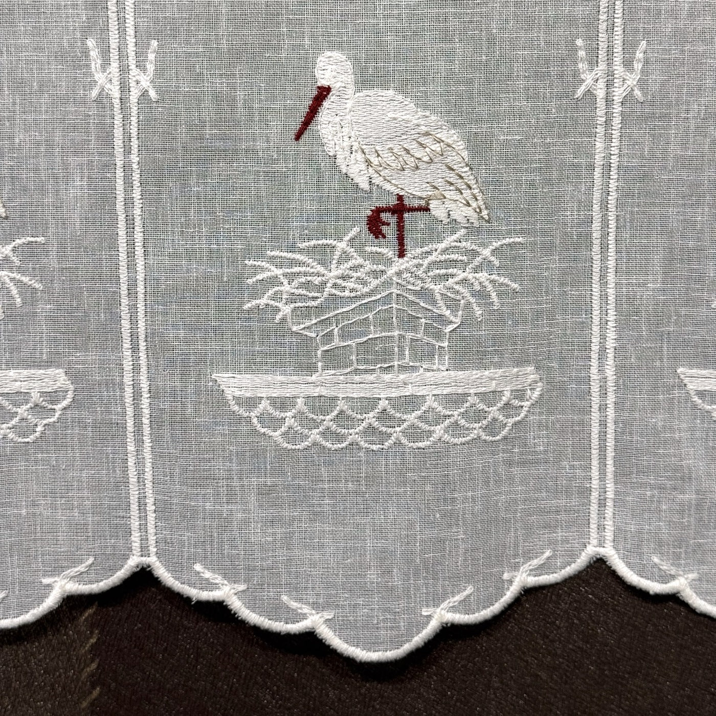 Brise-bise cigogne : la cigogne sur son nid et le feston du voilage