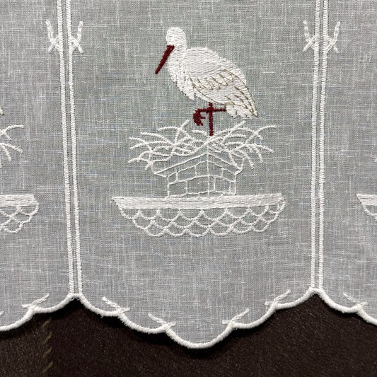 Brise-bise cigogne : la cigogne sur son nid et le feston du voilage