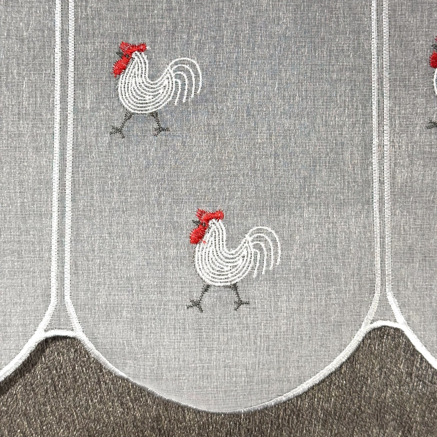 Brise-bise coq : le coq brodé et le feston du voilage